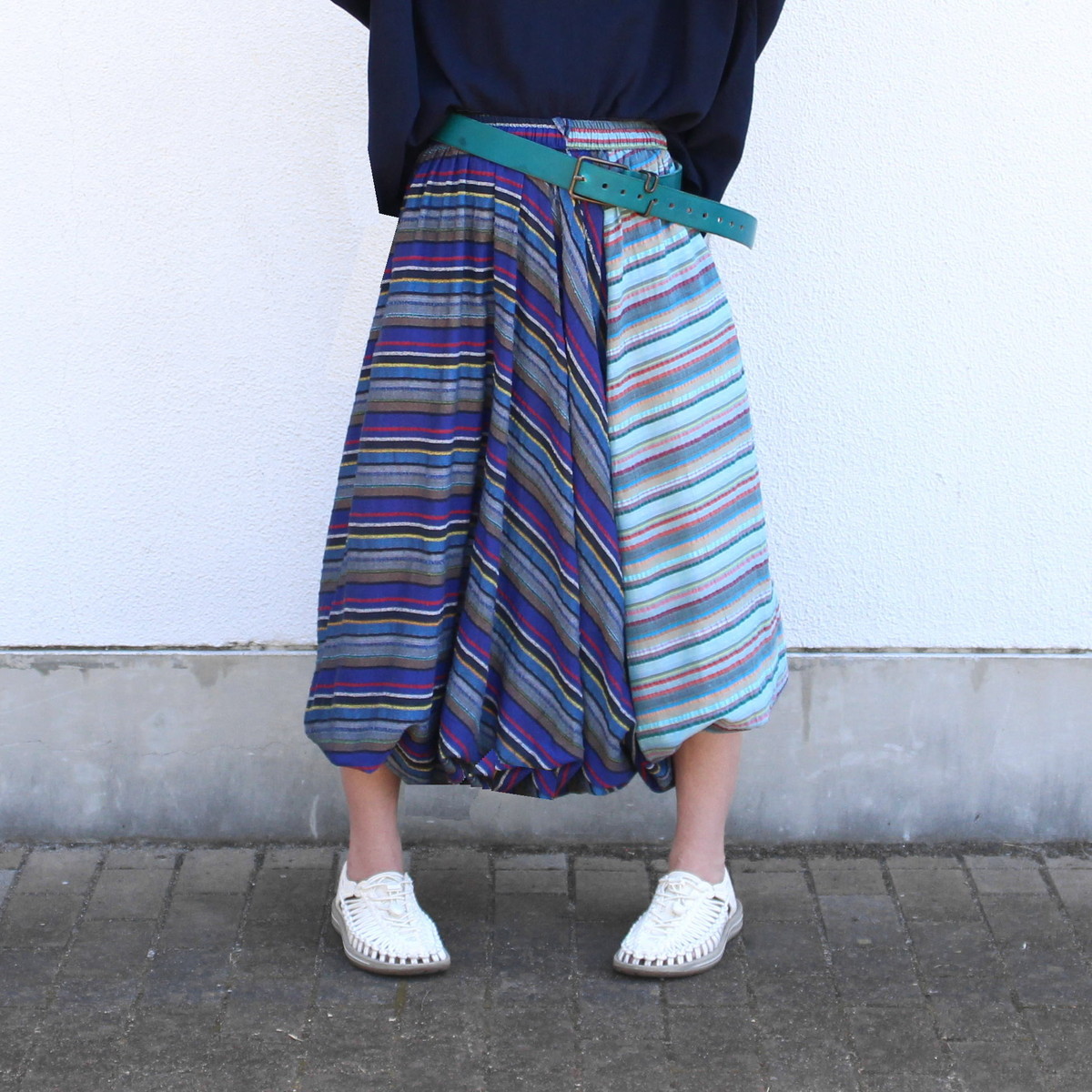 裾の丸みが可愛い＊個性派シルエット＊動きにニュアンスを添える＊ストライプサルエルパンツ＊d-pn001の画像