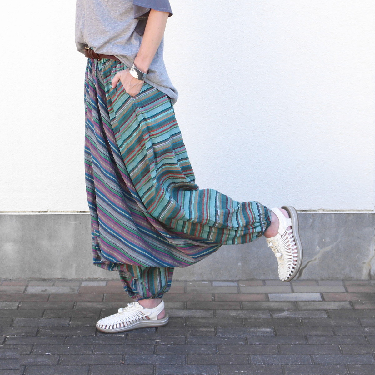 裾の丸みが可愛い＊個性派シルエット＊動きにニュアンスを添える＊ストライプサルエルパンツ＊d-pn001の画像