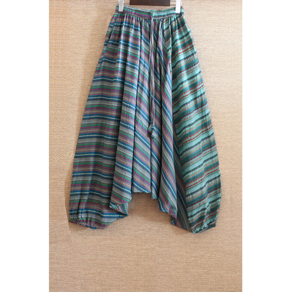 裾の丸みが可愛い＊個性派シルエット＊動きにニュアンスを添える＊ストライプサルエルパンツ＊d-pn001の画像