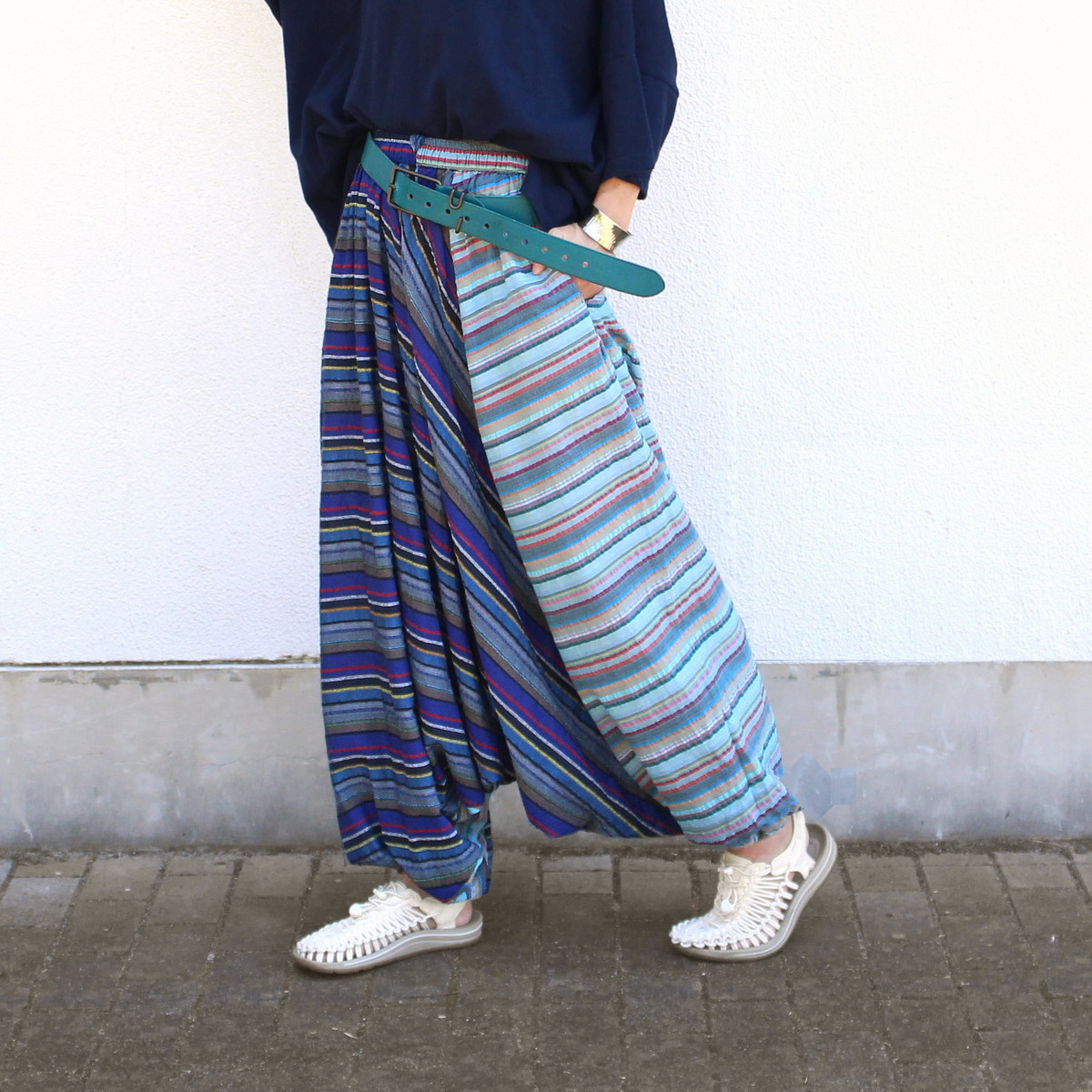 裾の丸みが可愛い＊個性派シルエット＊動きにニュアンスを添える＊ストライプサルエルパンツ＊d-pn001の画像