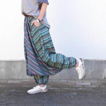 裾の丸みが可愛い＊個性派シルエット＊動きにニュアンスを添える＊ストライプサルエルパンツ＊d-pn001の画像