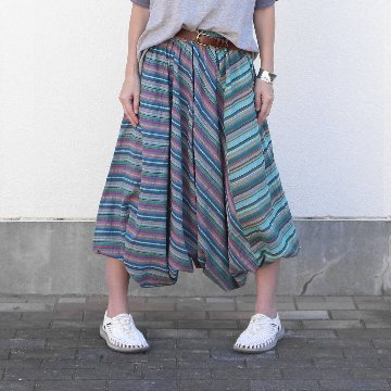 裾の丸みが可愛い＊個性派シルエット＊動きにニュアンスを添える＊ストライプサルエルパンツ＊d-pn001の画像