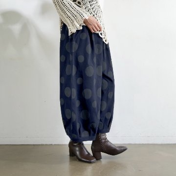 丸っこいシルエット＊大人のためのナチュラルなドット柄＊バルーンワイドパンツ＊d-pn506の画像