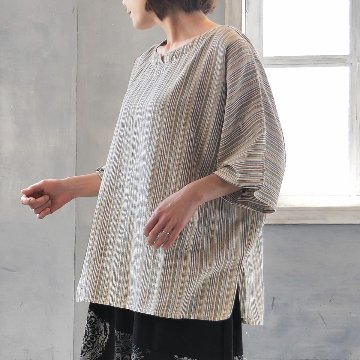ストライプ＊Vカットネックライン＊ゆったりとしたリラックス感あるシルエット＊七分袖＊ブラウス＊シャツ＊トップス＊d-tp531の画像