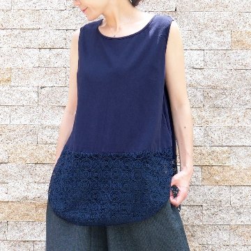 レースが彩る＊体のラインを拾わないAラインシルエット＊ラウンド裾＊ふんわり綿素材のノースリーブトップス＊d-tp515の画像