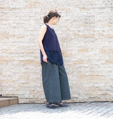 レースが彩る＊体のラインを拾わないAラインシルエット＊ラウンド裾＊ふんわり綿素材のノースリーブトップス＊d-tp515の画像