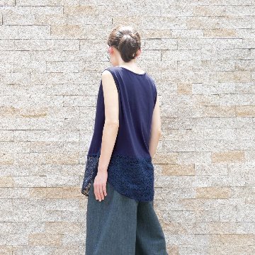 レースが彩る＊体のラインを拾わないAラインシルエット＊ラウンド裾＊ふんわり綿素材のノースリーブトップス＊d-tp515の画像