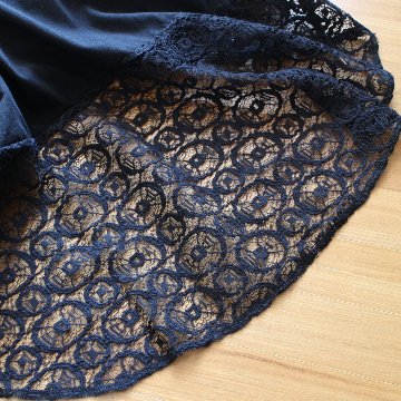 レースが彩る＊体のラインを拾わないAラインシルエット＊ラウンド裾＊ふんわり綿素材のノースリーブトップス＊d-tp515の画像