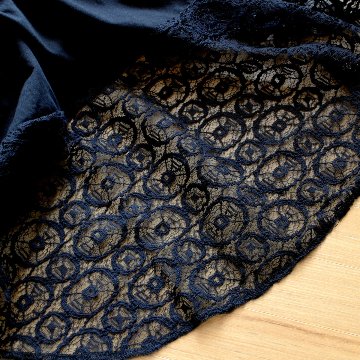 レースが彩る＊体のラインを拾わないAラインシルエット＊ラウンド裾＊ふんわり綿素材のノースリーブトップス＊d-tp515の画像
