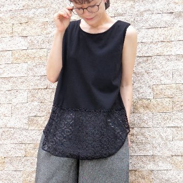 レースが彩る＊体のラインを拾わないAラインシルエット＊ラウンド裾＊ふんわり綿素材のノースリーブトップス＊d-tp515の画像