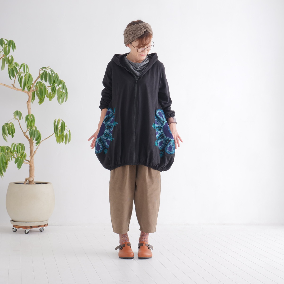 立体花刺繍が映える＊ゆったりバルーンシルエット＊ジップアップ＊ふんわりコットン＊フードパーカー＊羽織り＊ブラック＊d-jk518の画像