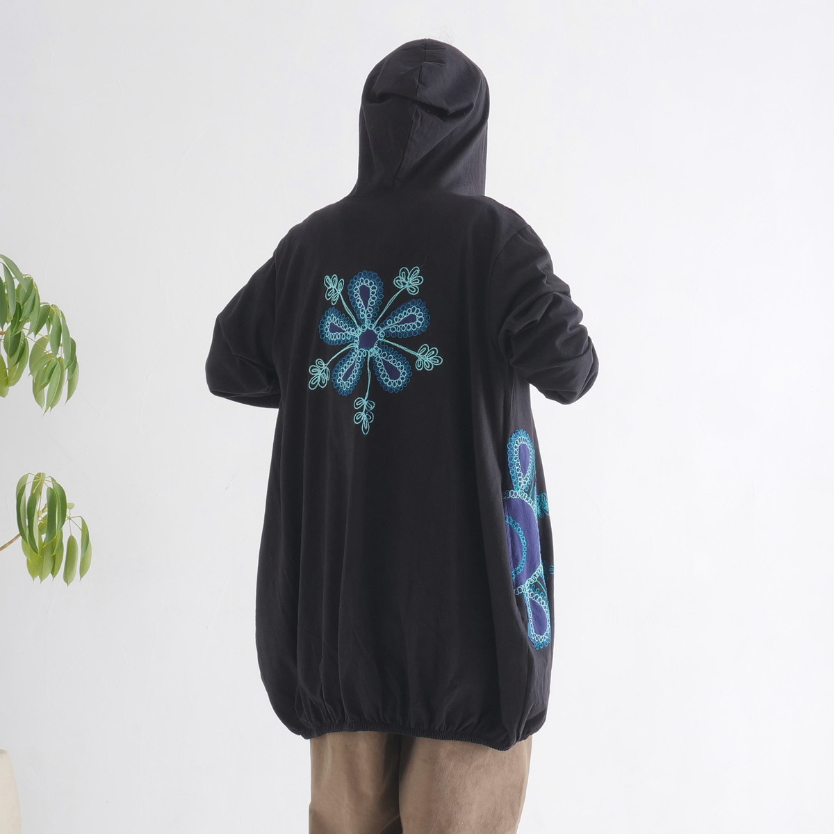 立体花刺繍が映える＊ゆったりバルーンシルエット＊ジップアップ＊ふんわりコットン＊フードパーカー＊羽織り＊ブラック＊d-jk518の画像