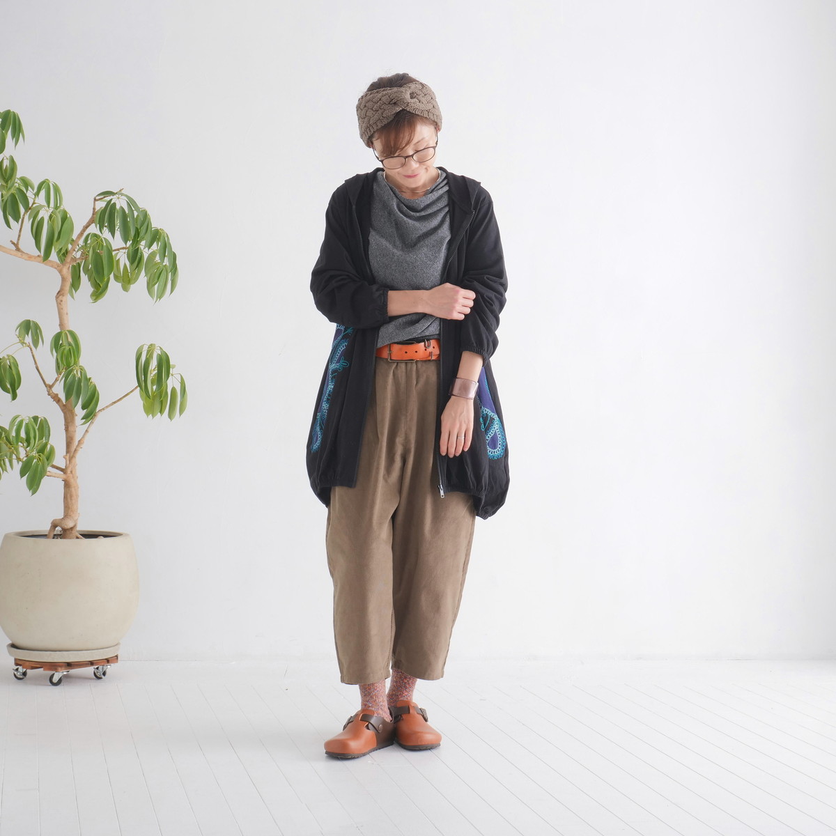 立体花刺繍が映える＊ゆったりバルーンシルエット＊ジップアップ＊ふんわりコットン＊フードパーカー＊羽織り＊ブラック＊d-jk518の画像