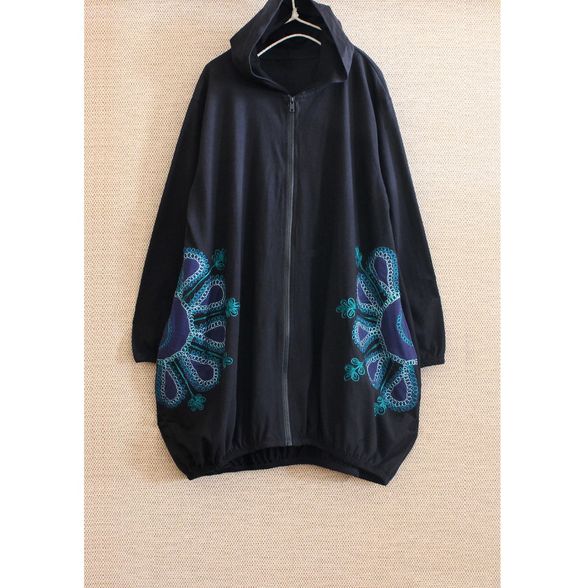 立体花刺繍が映える＊ゆったりバルーンシルエット＊ジップアップ＊ふんわりコットン＊フードパーカー＊羽織り＊ブラック＊d-jk518の画像