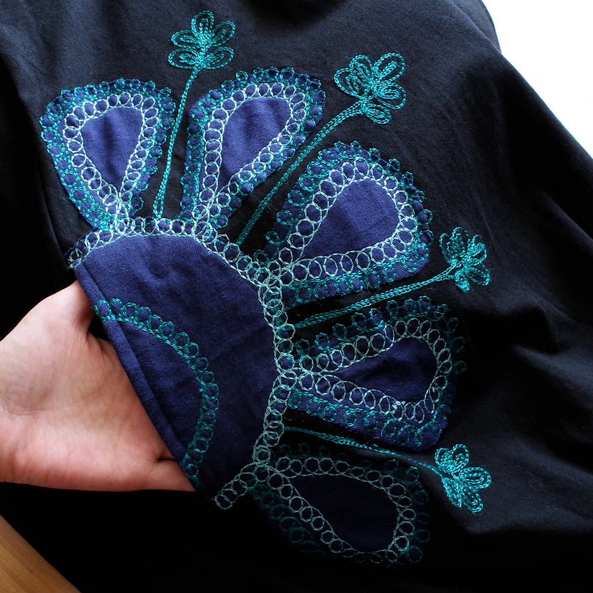 立体花刺繍が映える＊ゆったりバルーンシルエット＊ジップアップ＊ふんわりコットン＊フードパーカー＊羽織り＊ブラック＊d-jk518の画像