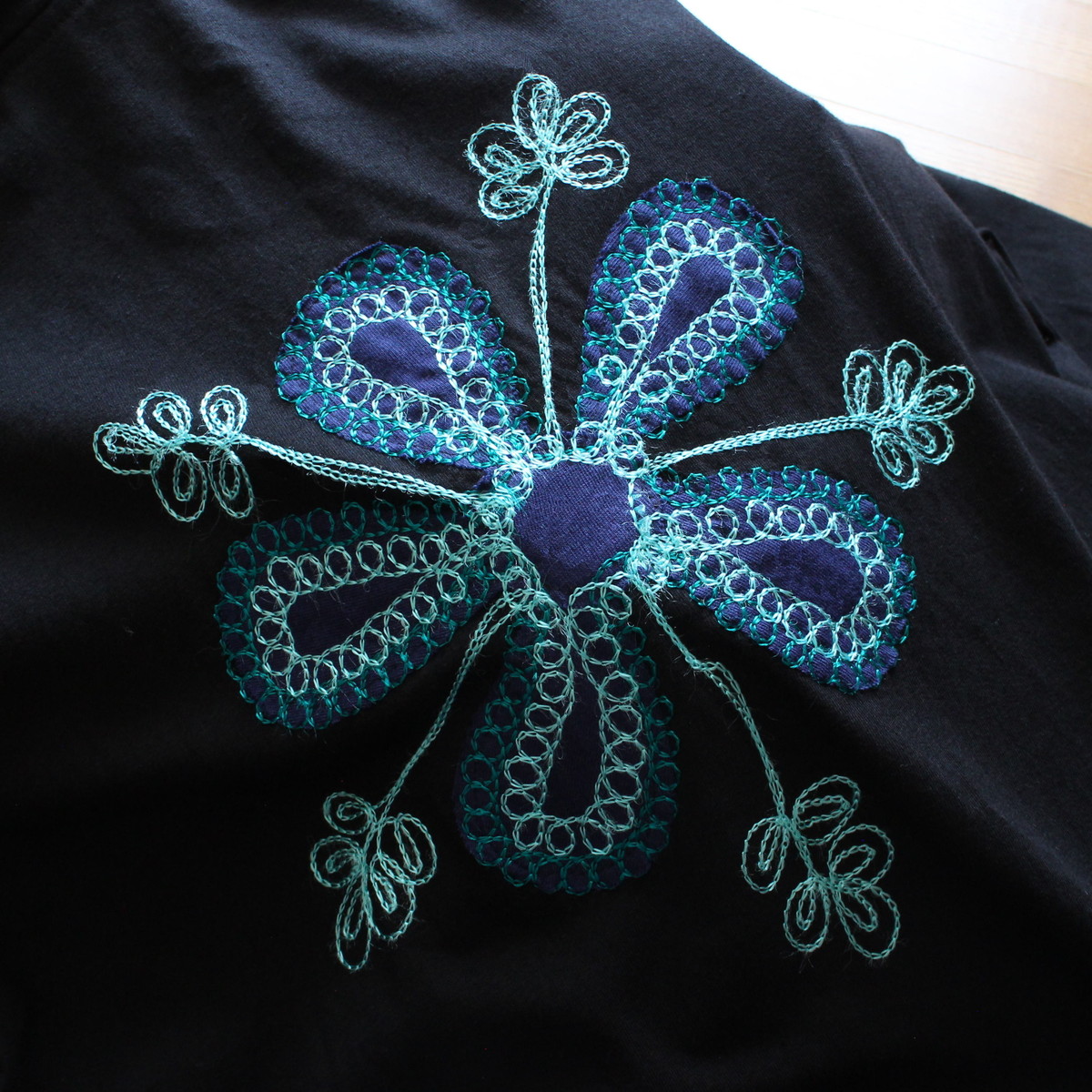 立体花刺繍が映える＊ゆったりバルーンシルエット＊ジップアップ＊ふんわりコットン＊フードパーカー＊羽織り＊ブラック＊d-jk518の画像