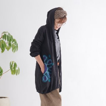立体花刺繍が映える＊ゆったりバルーンシルエット＊ジップアップ＊ふんわりコットン＊フードパーカー＊羽織り＊ブラック＊d-jk518の画像