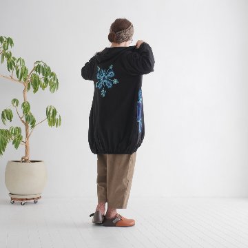 立体花刺繍が映える＊ゆったりバルーンシルエット＊ジップアップ＊ふんわりコットン＊フードパーカー＊羽織り＊ブラック＊d-jk518の画像