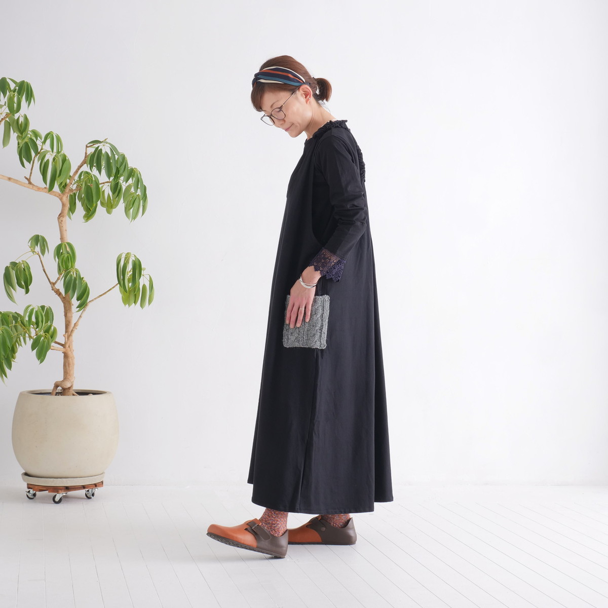 やさしい温もりと遊び心を添える＊手編みポケットがアクセント＊裏地フリース＊あたたか＊サロペットスカート＊ブラック＊d-dr004の画像