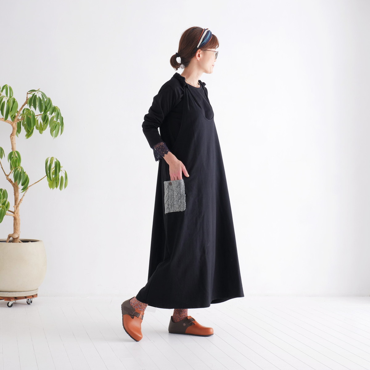 やさしい温もりと遊び心を添える＊手編みポケットがアクセント＊裏地フリース＊あたたか＊サロペットスカート＊ブラック＊d-dr004の画像