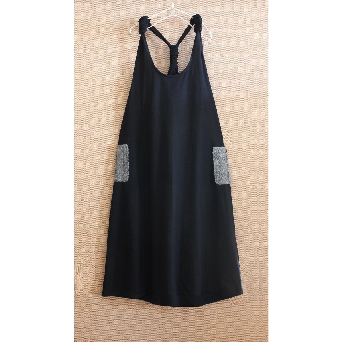 やさしい温もりと遊び心を添える＊手編みポケットがアクセント＊裏地フリース＊あたたか＊サロペットスカート＊ブラック＊d-dr004の画像