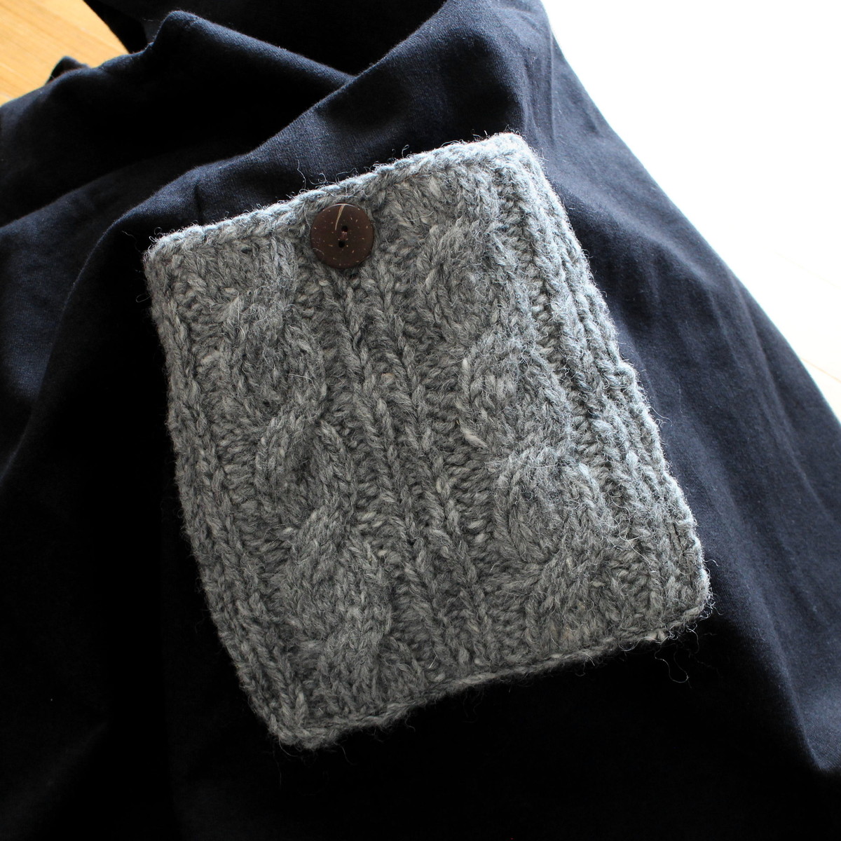 やさしい温もりと遊び心を添える＊手編みポケットがアクセント＊裏地フリース＊あたたか＊サロペットスカート＊ブラック＊d-dr004の画像