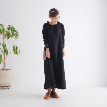 やさしい温もりと遊び心を添える＊手編みポケットがアクセント＊裏地フリース＊あたたか＊サロペットスカート＊ブラック＊d-dr004の画像