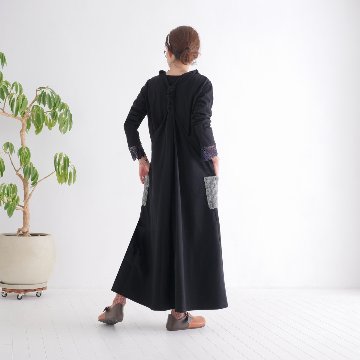 やさしい温もりと遊び心を添える＊手編みポケットがアクセント＊裏地フリース＊あたたか＊サロペットスカート＊ブラック＊d-dr004の画像