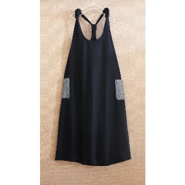 やさしい温もりと遊び心を添える＊手編みポケットがアクセント＊裏地フリース＊あたたか＊サロペットスカート＊ブラック＊d-dr004の画像