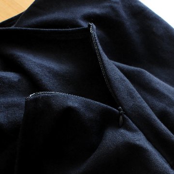 やさしい温もりと遊び心を添える＊手編みポケットがアクセント＊裏地フリース＊あたたか＊サロペットスカート＊ブラック＊d-dr004の画像