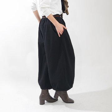 丸っこいシルエット＊どんなコーデにも相性抜群＊大人ナチュラルな無地＊バルーンワイドパンツ＊ブラック＊d-pn506の画像