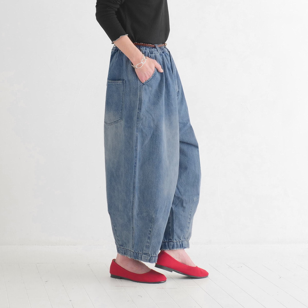 柔らかデニムのコクーンパンツ＊ゆるっと丸いシルエット＊ゆったり体型カバー＊ウォッシュドライトブルー＊着丈2展開＊d-pn3002の画像