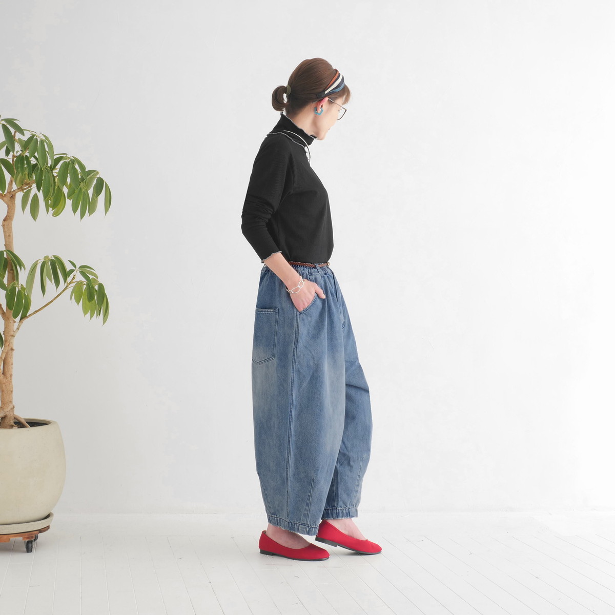 柔らかデニムのコクーンパンツ＊ゆるっと丸いシルエット＊ゆったり体型カバー＊ウォッシュドライトブルー＊着丈2展開＊d-pn3002の画像