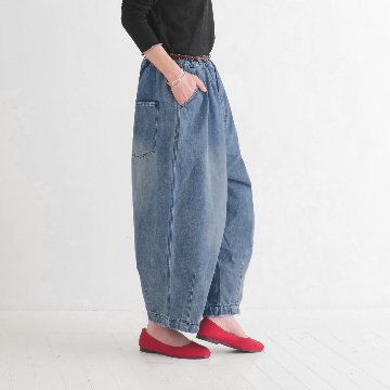 柔らかデニムのコクーンパンツ＊ゆるっと丸いシルエット＊ゆったり体型カバー＊ウォッシュドライトブルー＊着丈2展開＊d-pn3002の画像