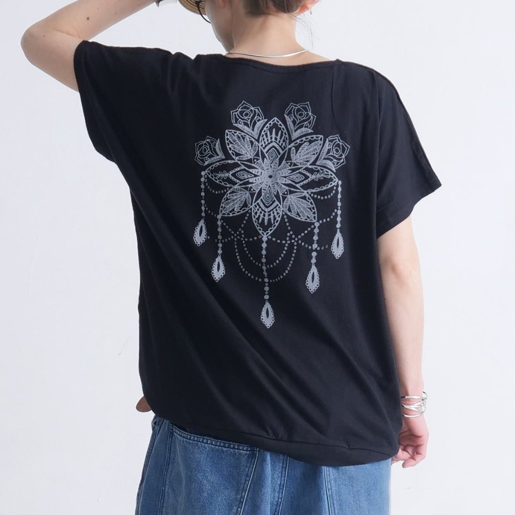 個性的なバックデザイン＊花柄モチーフ＊ブロックプリント＊ゆったり＊ドルマンスリーブ＊Tシャツ＊綿100％＊ブラック＊d-tp526の画像