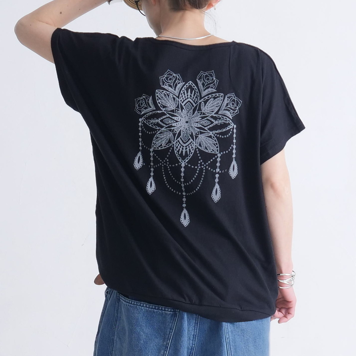 個性的なバックデザイン＊花柄モチーフ＊ブロックプリント＊ゆったり＊ドルマンスリーブ＊Tシャツ＊綿100％＊ブラック＊d-tp526の画像