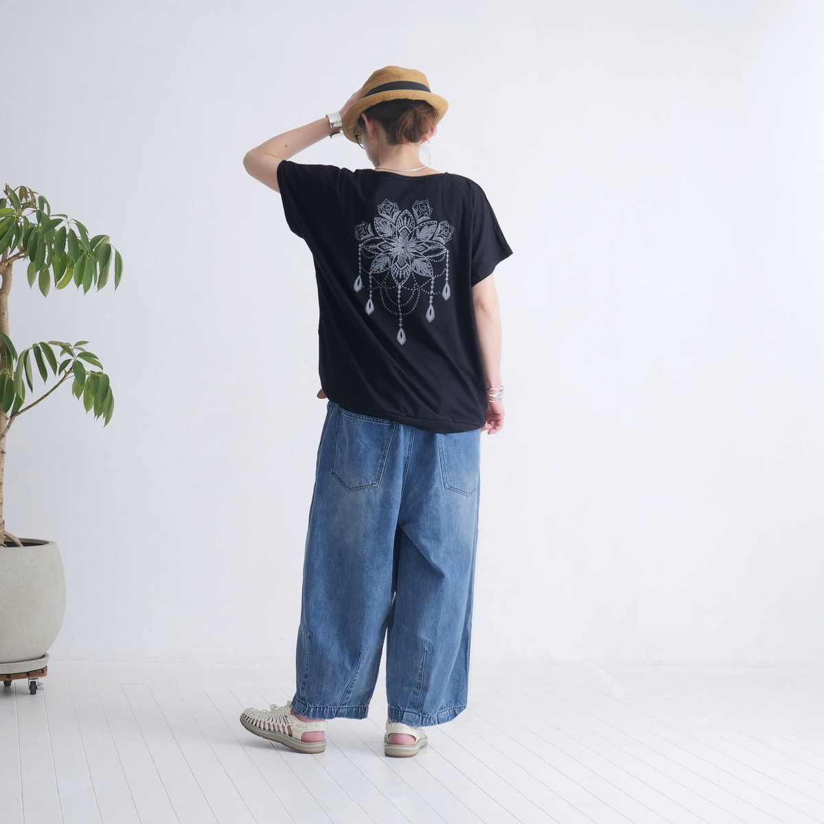 個性的なバックデザイン＊花柄モチーフ＊ブロックプリント＊ゆったり＊ドルマンスリーブ＊Tシャツ＊綿100％＊ブラック＊d-tp526の画像