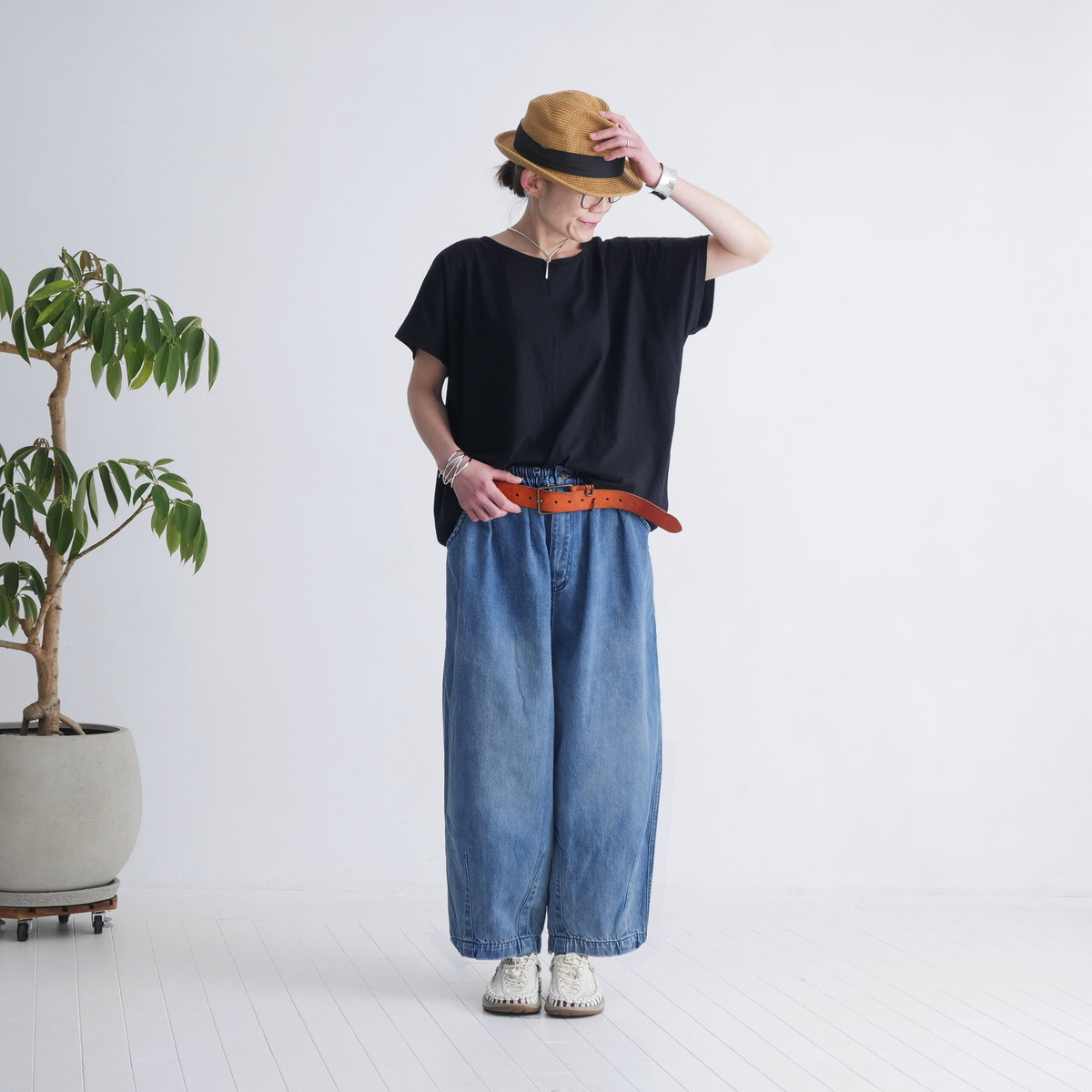 個性的なバックデザイン＊花柄モチーフ＊ブロックプリント＊ゆったり＊ドルマンスリーブ＊Tシャツ＊綿100％＊ブラック＊d-tp526の画像