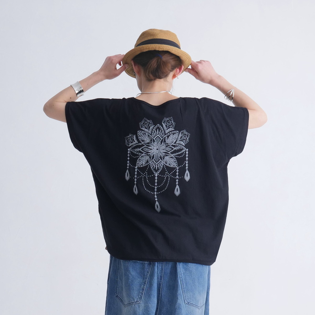 個性的なバックデザイン＊花柄モチーフ＊ブロックプリント＊ゆったり＊ドルマンスリーブ＊Tシャツ＊綿100％＊ブラック＊d-tp526の画像