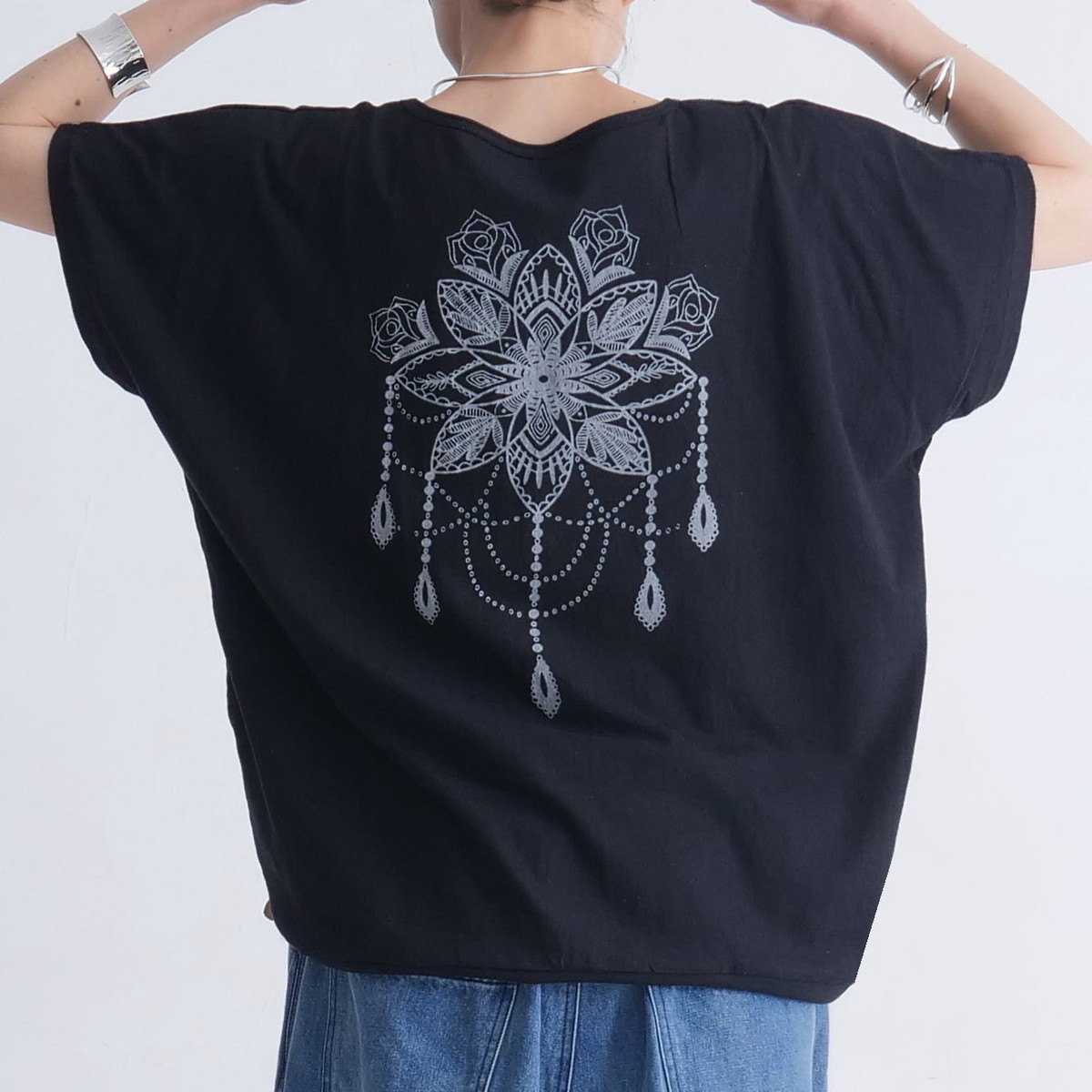 個性的なバックデザイン＊花柄モチーフ＊ブロックプリント＊ゆったり＊ドルマンスリーブ＊Tシャツ＊綿100％＊ブラック＊d-tp526の画像