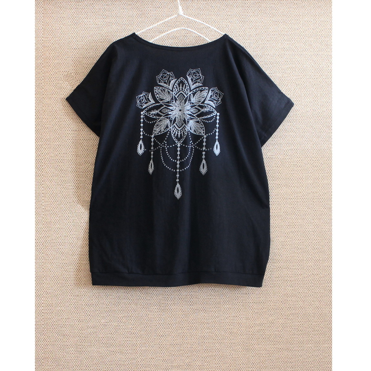 個性的なバックデザイン＊花柄モチーフ＊ブロックプリント＊ゆったり＊ドルマンスリーブ＊Tシャツ＊綿100％＊ブラック＊d-tp526の画像