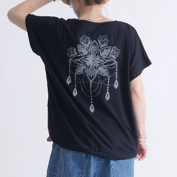個性的なバックデザイン＊花柄モチーフ＊ブロックプリント＊ゆったり＊ドルマンスリーブ＊Tシャツ＊綿100％＊ブラック＊d-tp526の画像