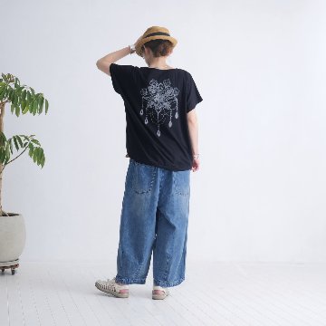 個性的なバックデザイン＊花柄モチーフ＊ブロックプリント＊ゆったり＊ドルマンスリーブ＊Tシャツ＊綿100％＊ブラック＊d-tp526の画像