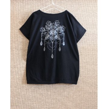 個性的なバックデザイン＊花柄モチーフ＊ブロックプリント＊ゆったり＊ドルマンスリーブ＊Tシャツ＊綿100％＊ブラック＊d-tp526の画像