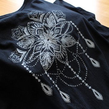 個性的なバックデザイン＊花柄モチーフ＊ブロックプリント＊ゆったり＊ドルマンスリーブ＊Tシャツ＊綿100％＊ブラック＊d-tp526の画像