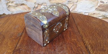 Walnut and brass domed top box画像