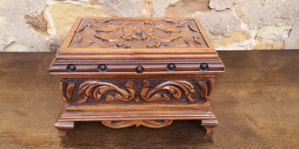 Carved walnut jewelery boxの画像