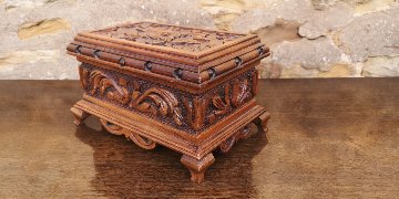 Carved walnut jewelery box画像