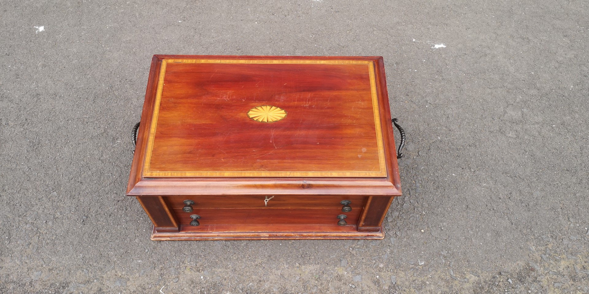 Inlaid mahogany canteen boxの画像