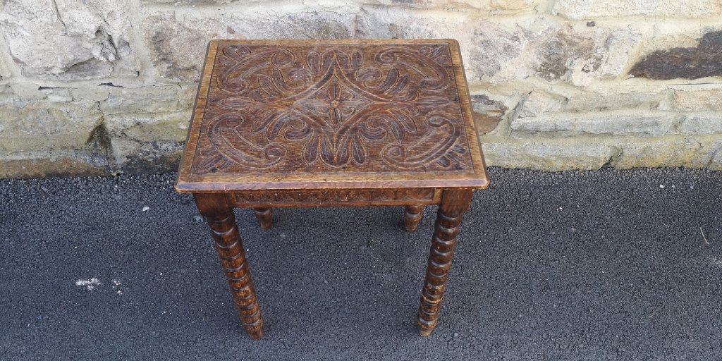 Carved oak bobbin turn tableの画像